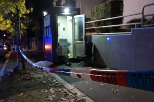Vikao ‘Allahu Akbar‘ i noževima napao policajca kod izraelske ambasade u Beogradu