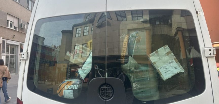 Poslao pušku brzom poštom, opalila iz paketa i ranila radnika