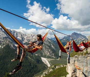 OVO JE NAJLUĐI FESTIVAL IKAD! Sudionici festivala vise iznad talijanskih Alpa