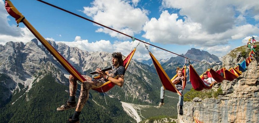 OVO JE NAJLUĐI FESTIVAL IKAD! Sudionici festivala vise iznad talijanskih Alpa