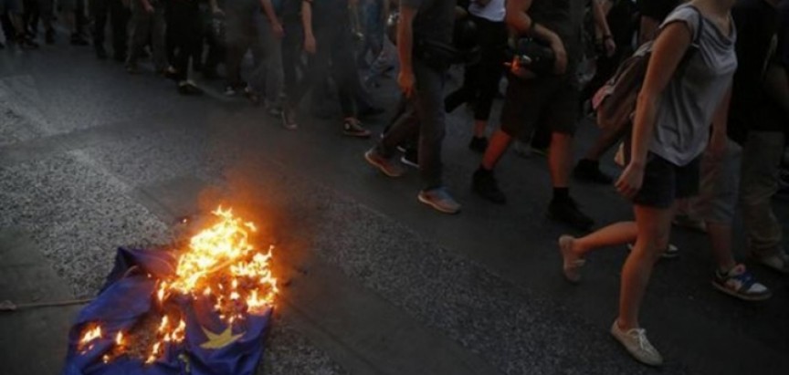 Atena i Solun na nogama: Spaljena zastava EU