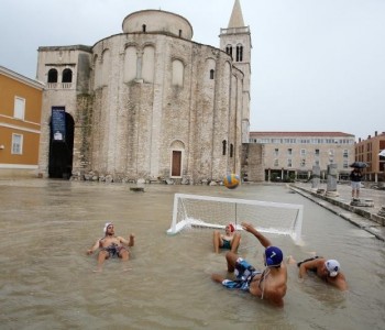 Zadar pod vodom: Kiša potopila antički Forum, slapovi usred grada