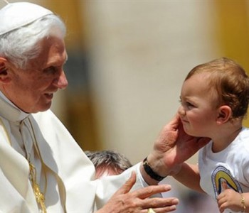 Papa Franjo: Djeca moraju odrastati u obitelji koju čine otac i majka