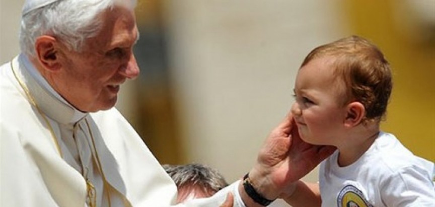 Papa Franjo: Djeca moraju odrastati u obitelji koju čine otac i majka