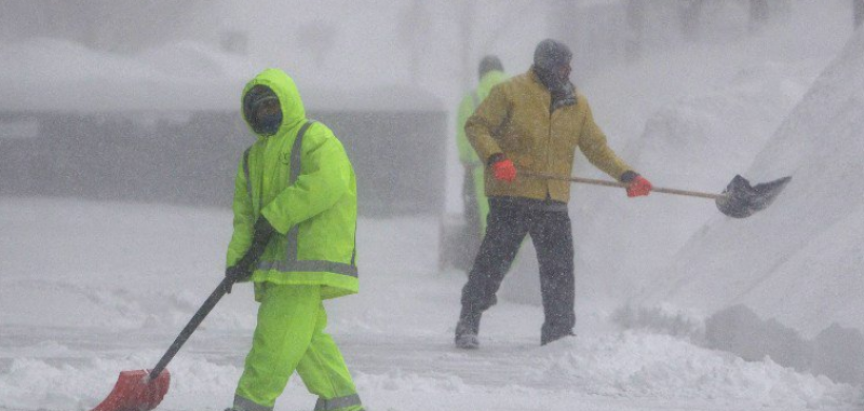 Oluja i arktičke hladnoće otkazale na tisuće letova, zatvorene i škole