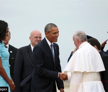 Papa Franjo po prvi put stigao u SAD, dočekala ga obitelj predsjednika Obame