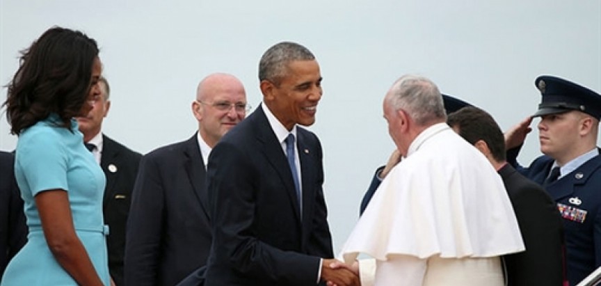 Papa Franjo po prvi put stigao u SAD, dočekala ga obitelj predsjednika Obame