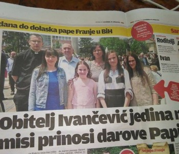 Obitelj Ivančević iz Rame jedina na misi prinosi darove Papi