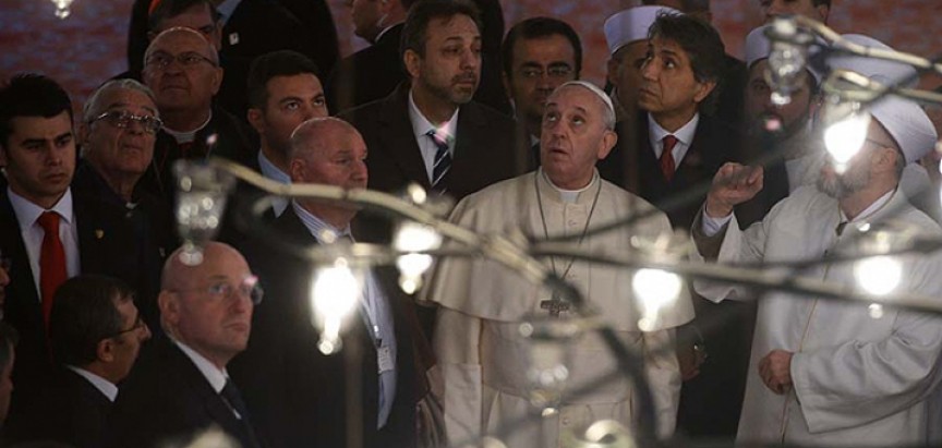 Papa Franjo stopama Benedikta XVI.   U Istanbulu posjetio Aju Sofiju i Plavu džamiju