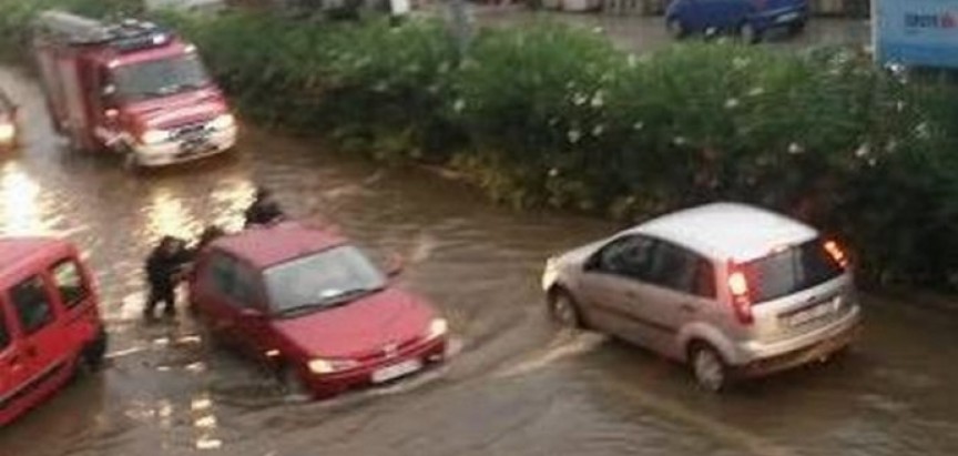 VIDEO: Nevrijeme na jugu: U Dubrovniku pala rekordna količina kiše, zbog bure problemi u prometu