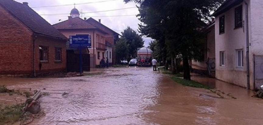 VIDEO: Nove poplave na području Tuzle, vode se izlile, most je nestao
