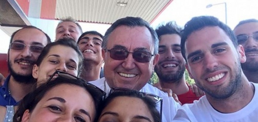 Kardinal Puljić snimio ‘selfie’ s mladima