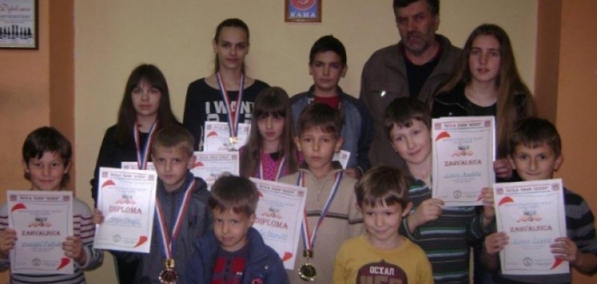 Luka i Sara pobjednici pojedinačnog prvenstva škole šaha "QUEEN" za 2014. godinu