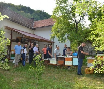 FOTO: Predavanje i demonstracija uređaja za sakupljanje pčelinjeg otrova