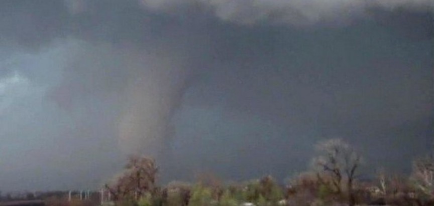 Nevjerojatne snimke – tornado ruši sve pred sobom