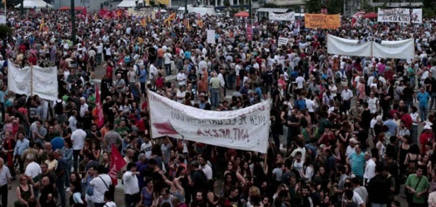 Tisuće prosvjednika okupiralo centar Atene : ‘Ne možete ucjenjivati narod, zemlja nije na prodaju!’