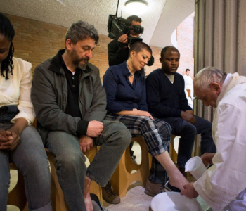 Papina ponizna gesta – Oprao noge zatvorenicima, među njima i djetetu